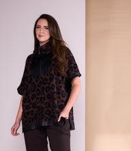 Lade das Bild in den Galerie-Viewer, Ora scratched spot angled front top with contrast panel and sleeve top

