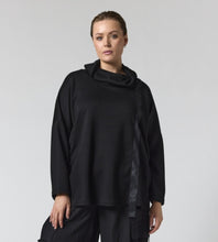 Cargar imagen en el visor de la galería, Gozzip black label Juni drop down neckline top
