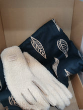 Load image into Gallery viewer, Scarf and gloves special offer sets
