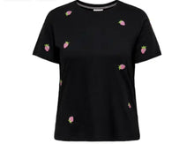 Lade das Bild in den Galerie-Viewer, Only Carmakoma Black T-shirt with strawberry mofits

