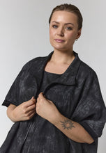 Charger l'image dans la galerie, Gozzip Leona black &amp; Grey abstract pattern jacket

