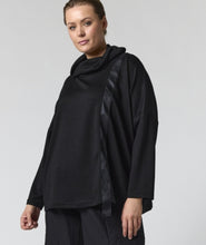 Cargar imagen en el visor de la galería, Gozzip black label Juni drop down neckline top
