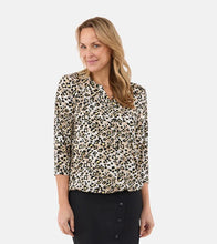 Lade das Bild in den Galerie-Viewer, Brandtex V neckline Leopard pattern print top
