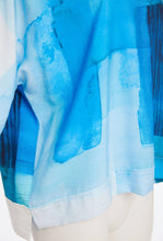 Lade das Bild in den Galerie-Viewer, Ora Mikino blue pattern print top
